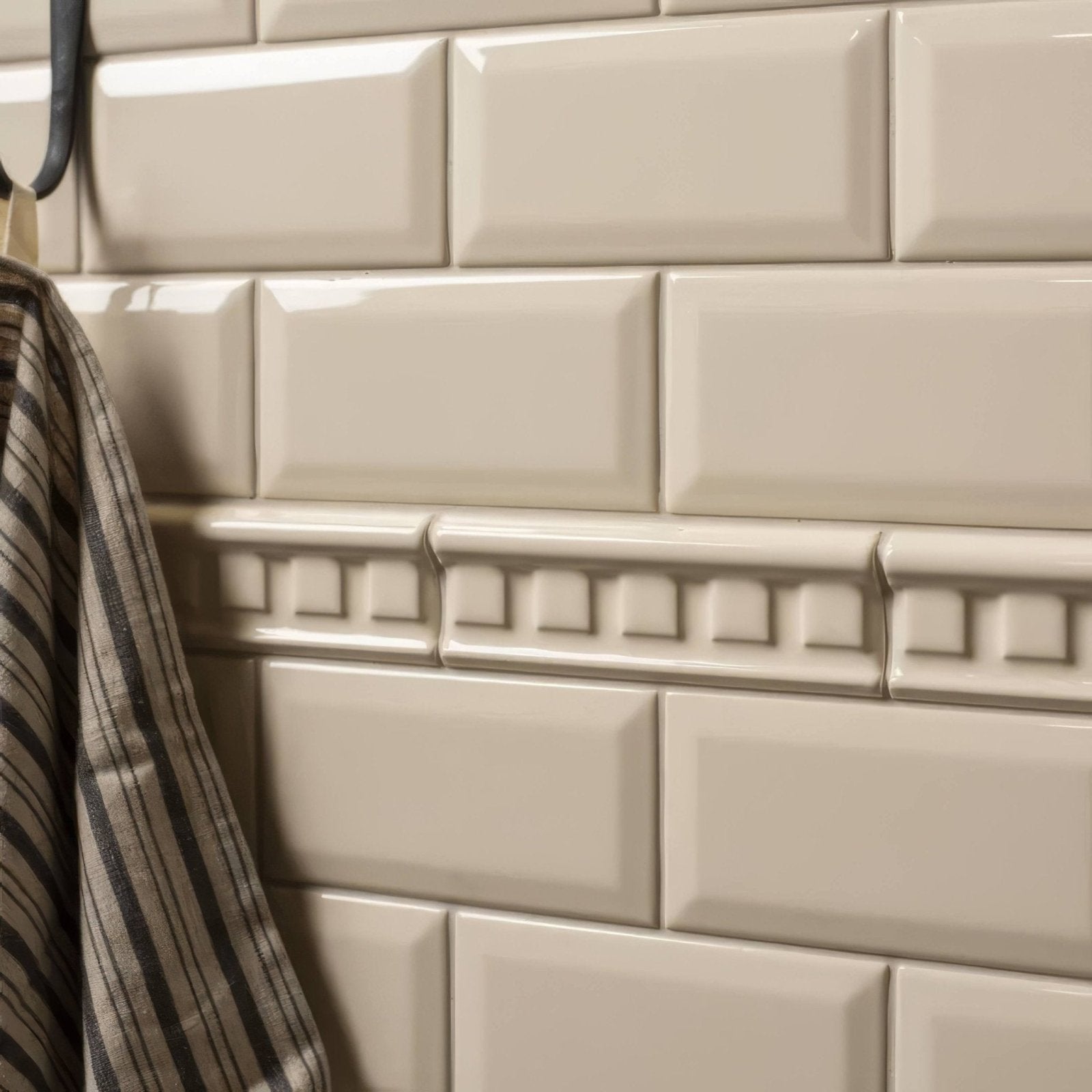County white metro bevelled tile cream-colored ceramic rectangular tiles with glossy finish in subway pattern with decorative border