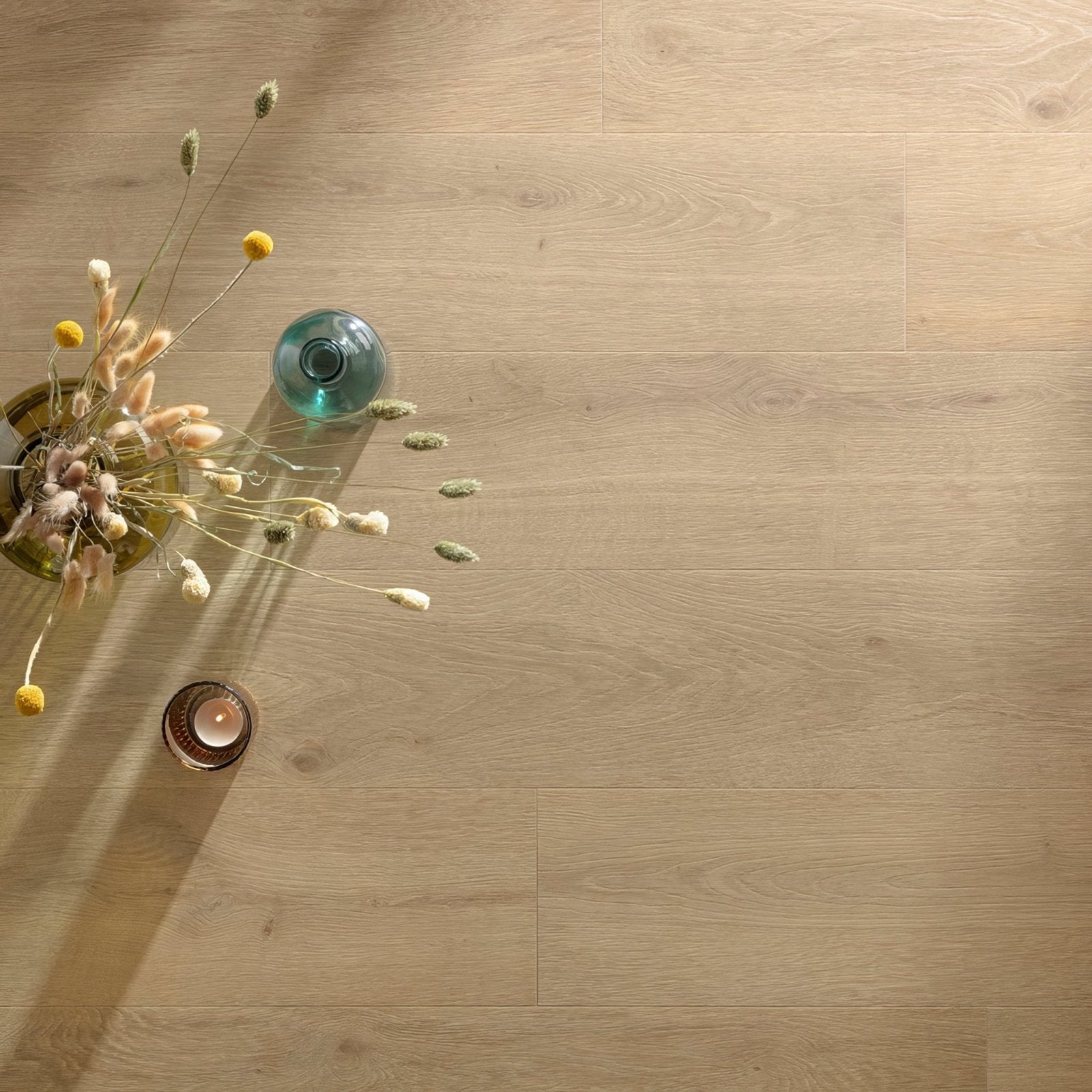 Light beige wood-effect crémant f050 vinyl planks with subtle natural grain pattern for durable flooring