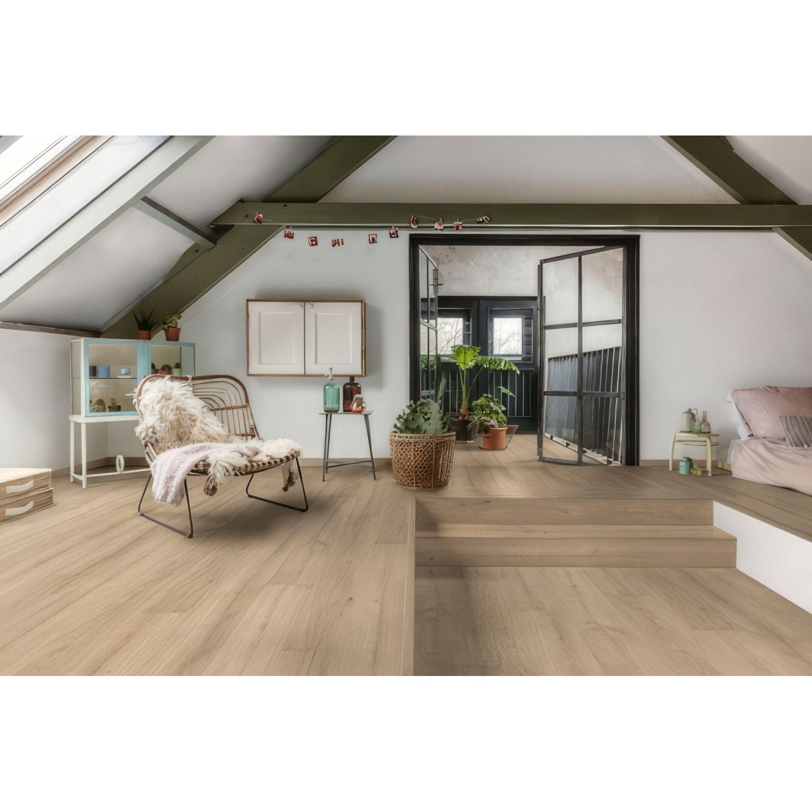 Crémant f050 vinyl planks featuring light brown smooth polished wooden floor with subtle grain patterns
