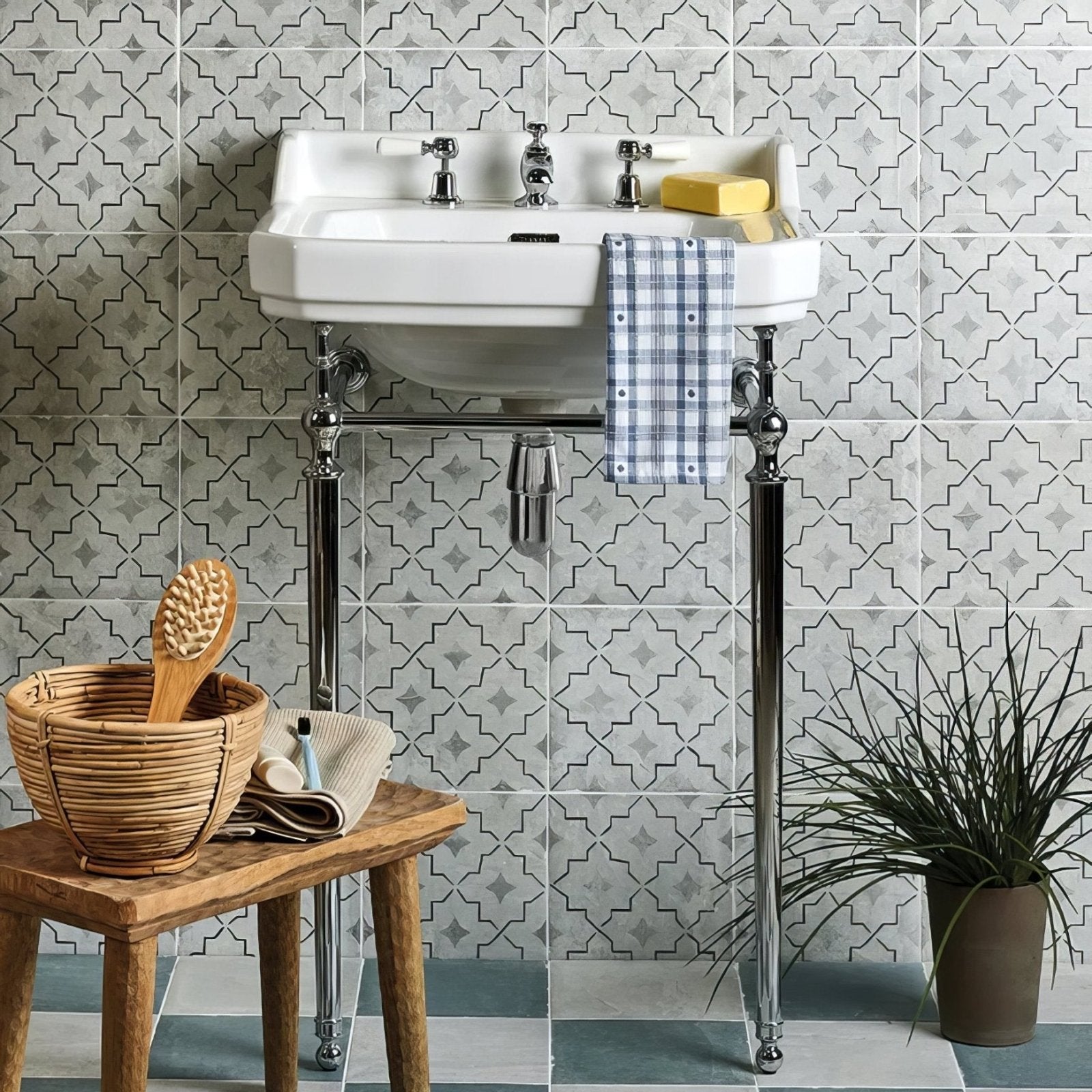 White ceramic pedestal sink cuba porcelain como with chrome-finished legs and fixtures for bathroom use