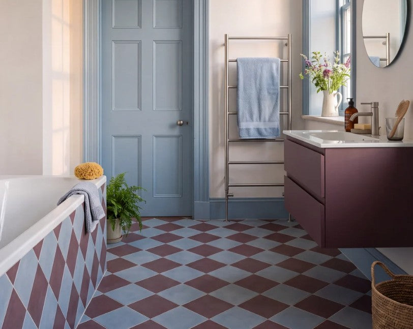 Bathroom with a blue and burgundy checkerboard floor and harlequin bath panel
