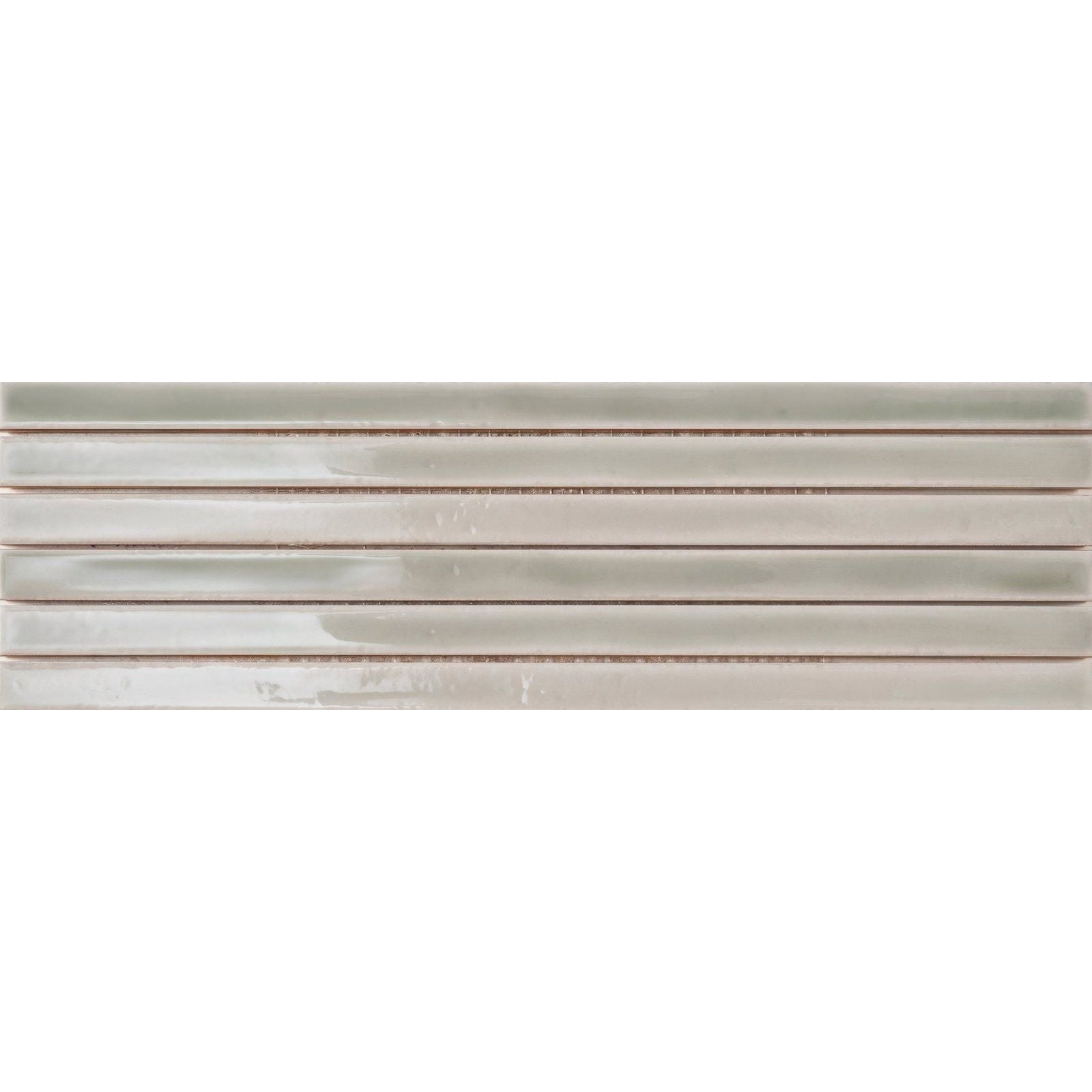 Six koeda xl camaleon ceramic tiles with a matte light gray finish and subtle copper-toned edges arranged in rows