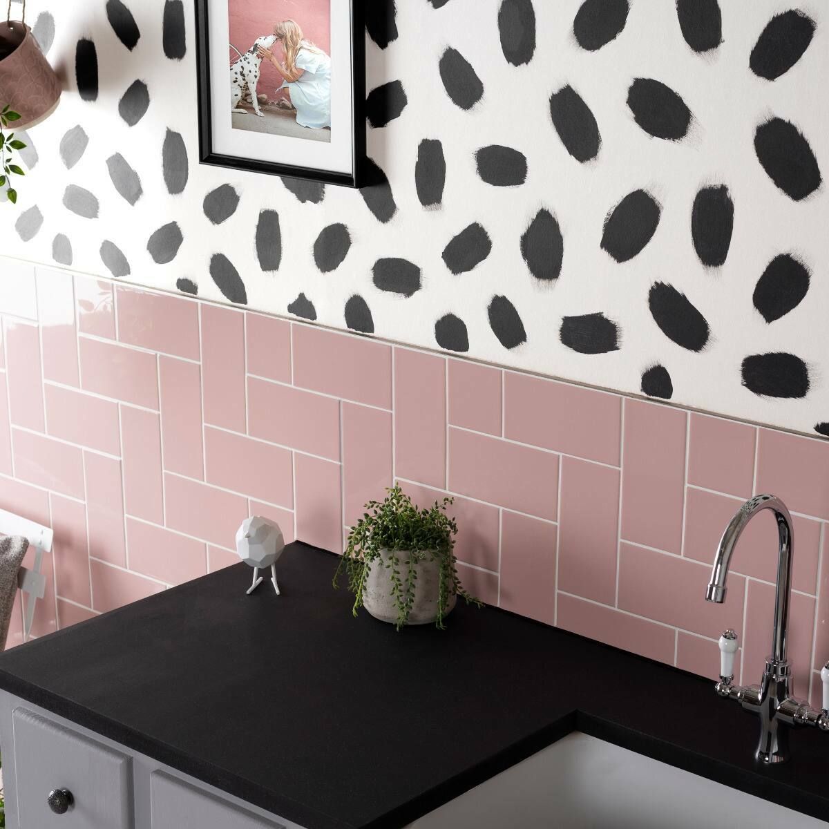 Black countertop with sleek modern finish in liso rosa gloss 100x200 showcasing smooth polished surface