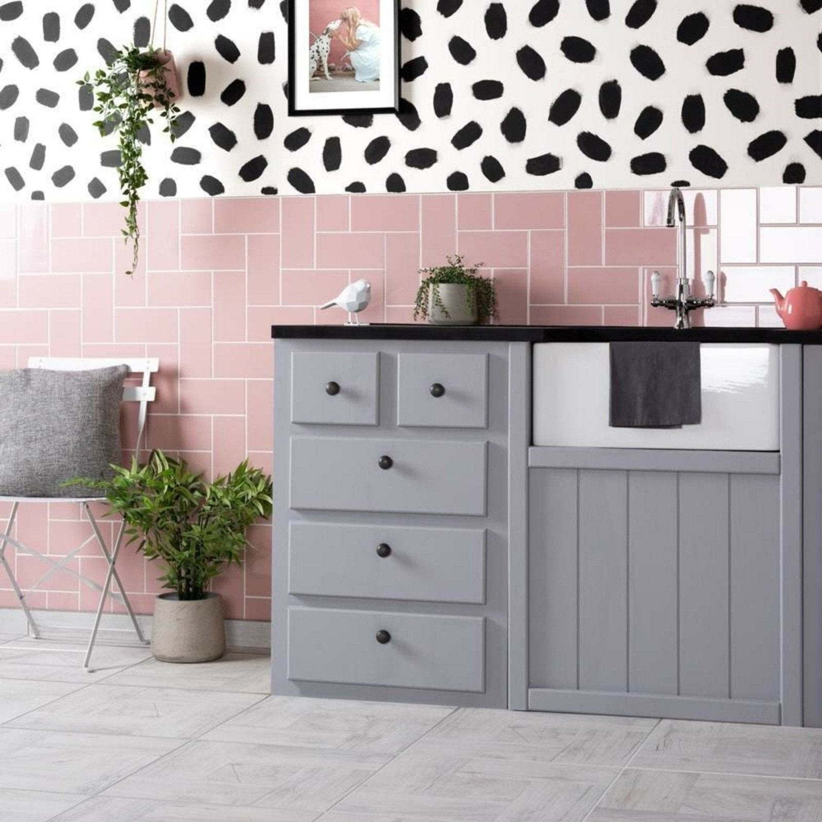 Gray kitchen cabinet with black round knobs and white ceramic sink integrated liso rosa gloss 100x200 design