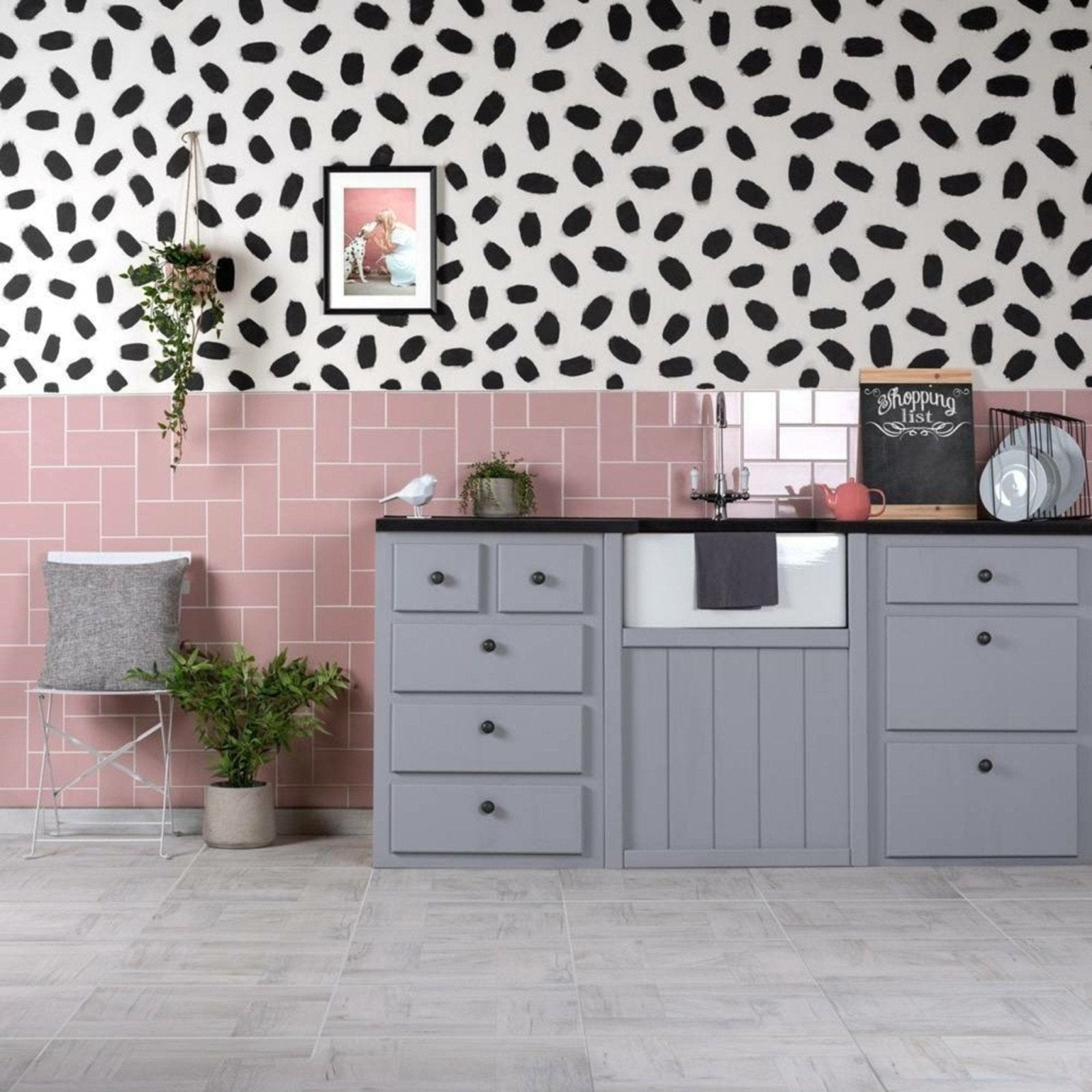 Gray farmhouse style kitchen cabinet with black round knobs and white ceramic sink in liso rosa gloss 100x200