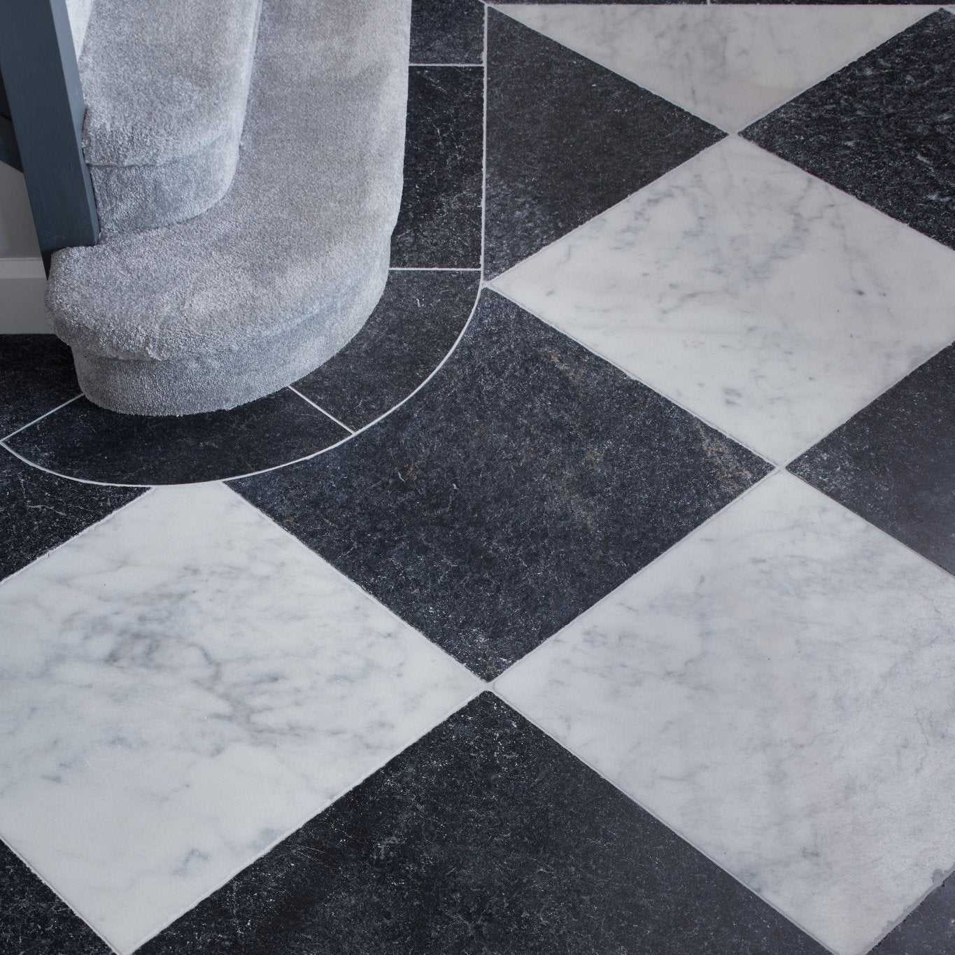 Long island marble tumbled finish black and white marble tiles arranged in a diamond pattern 40.6 x 40.6cm