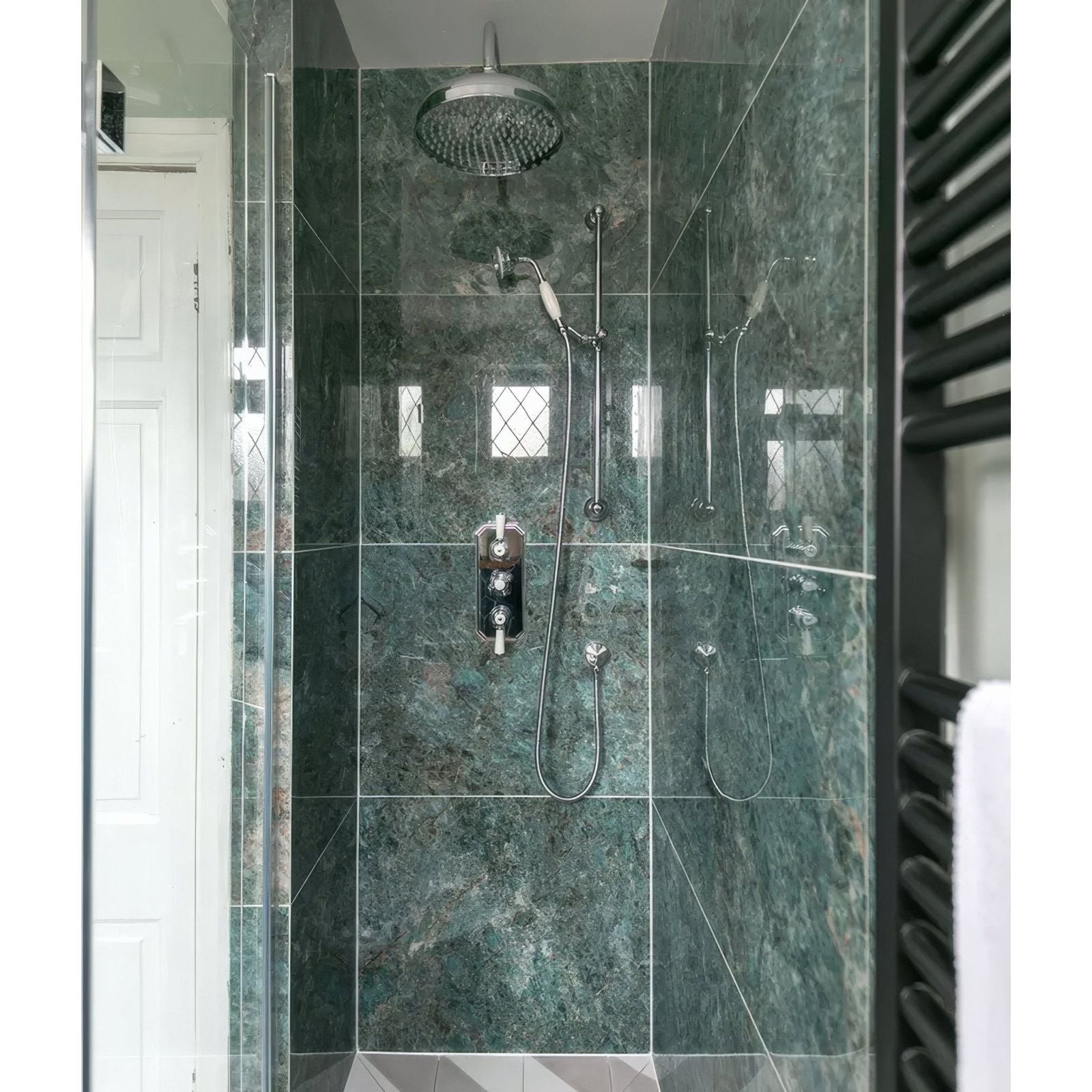 Marble Luxe Porcelain Smeraldo in a bathroom setting