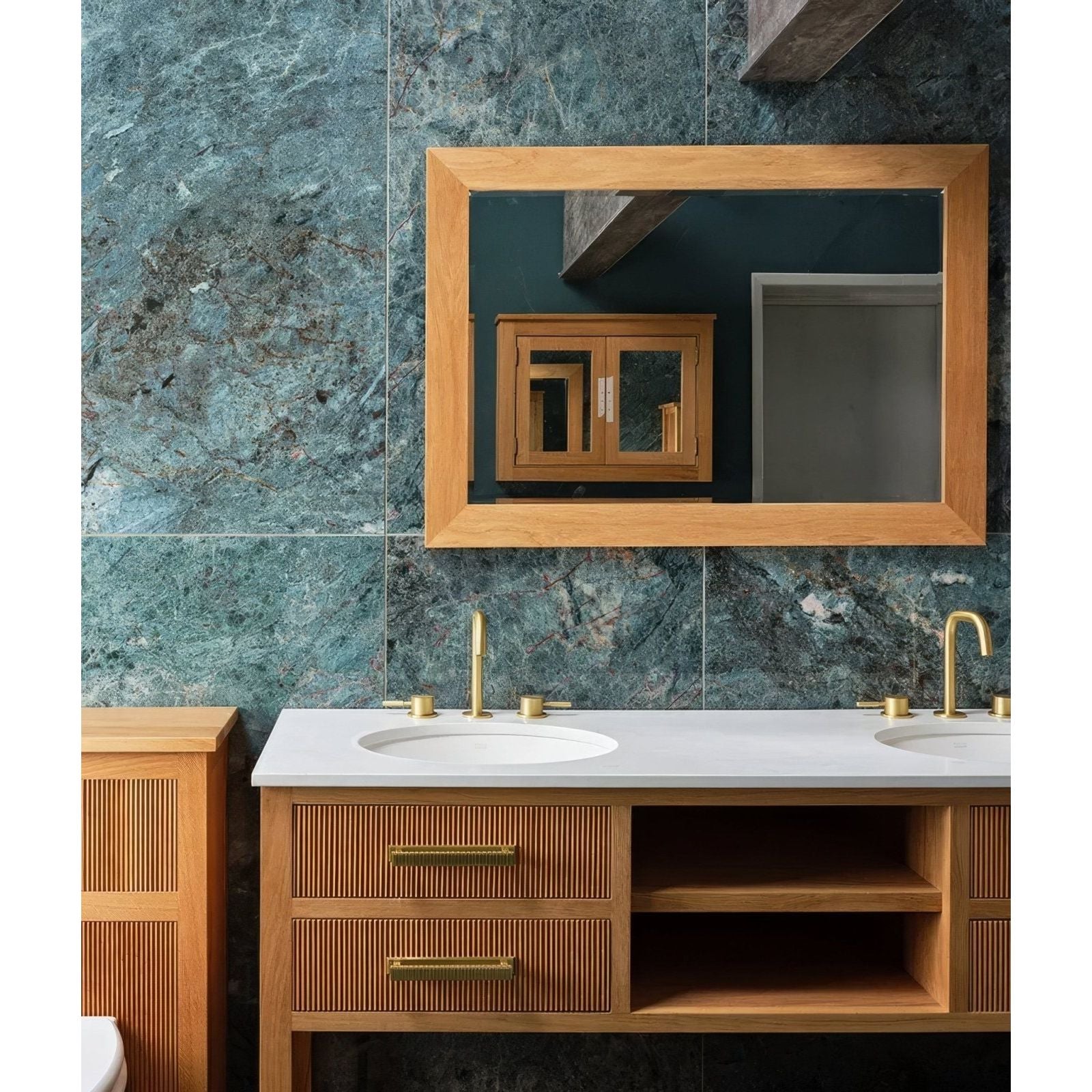 Marble Luxe Porcelain Smeraldo in a kitchen setting