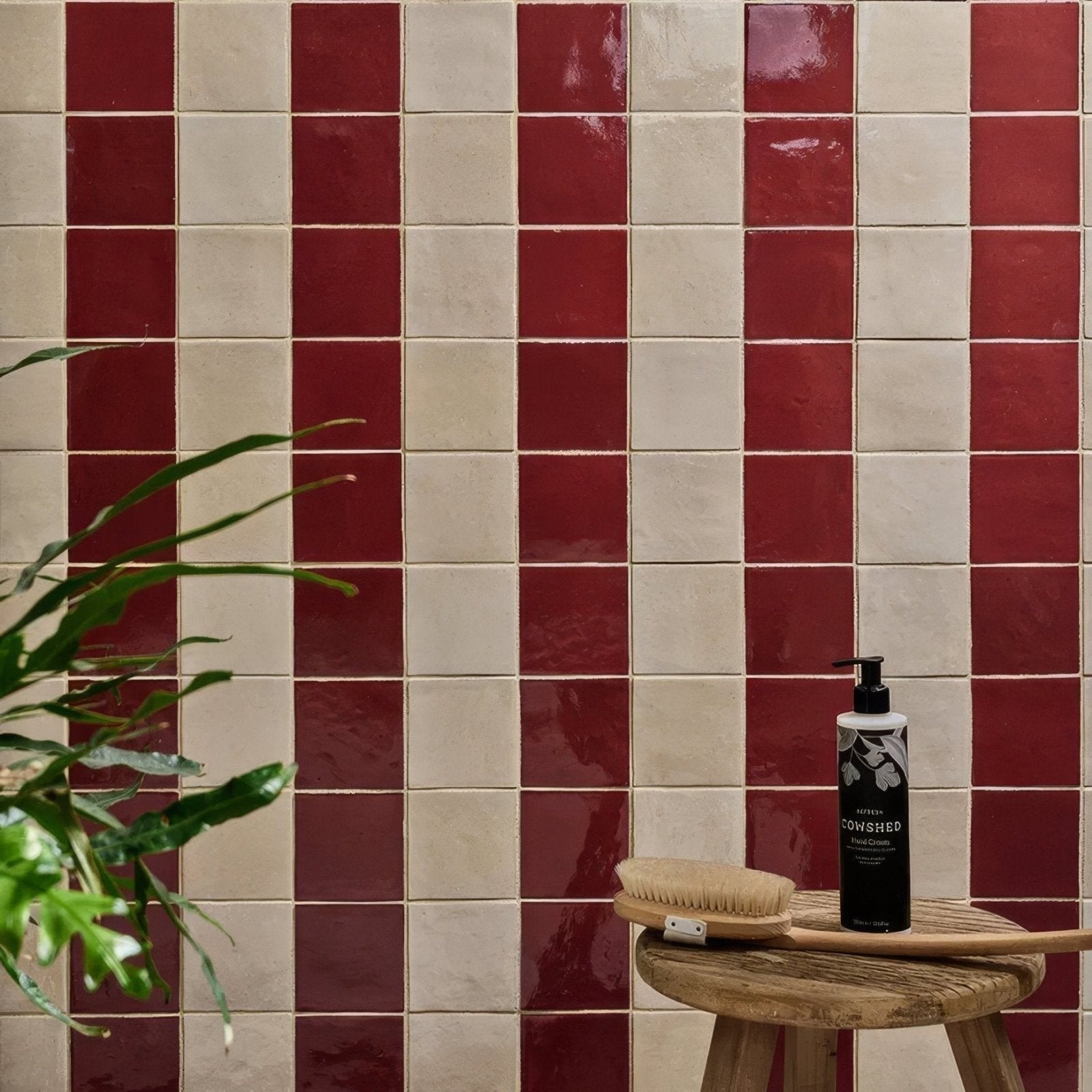Black pump bottle of aromatherapy associates bath and body wash with white label and botanical illustrations Maroc Ceramic Beige