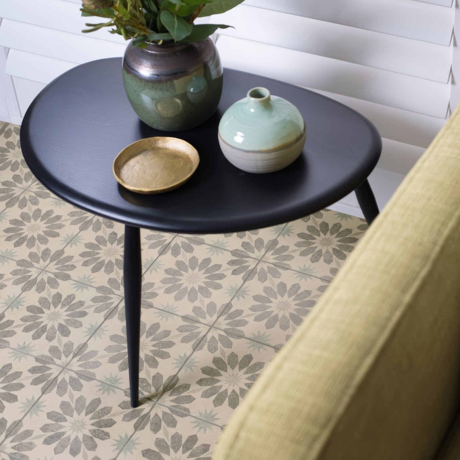 Black round side table Mezzo Aria with slender metal legs ideal for modern living spaces and small areas