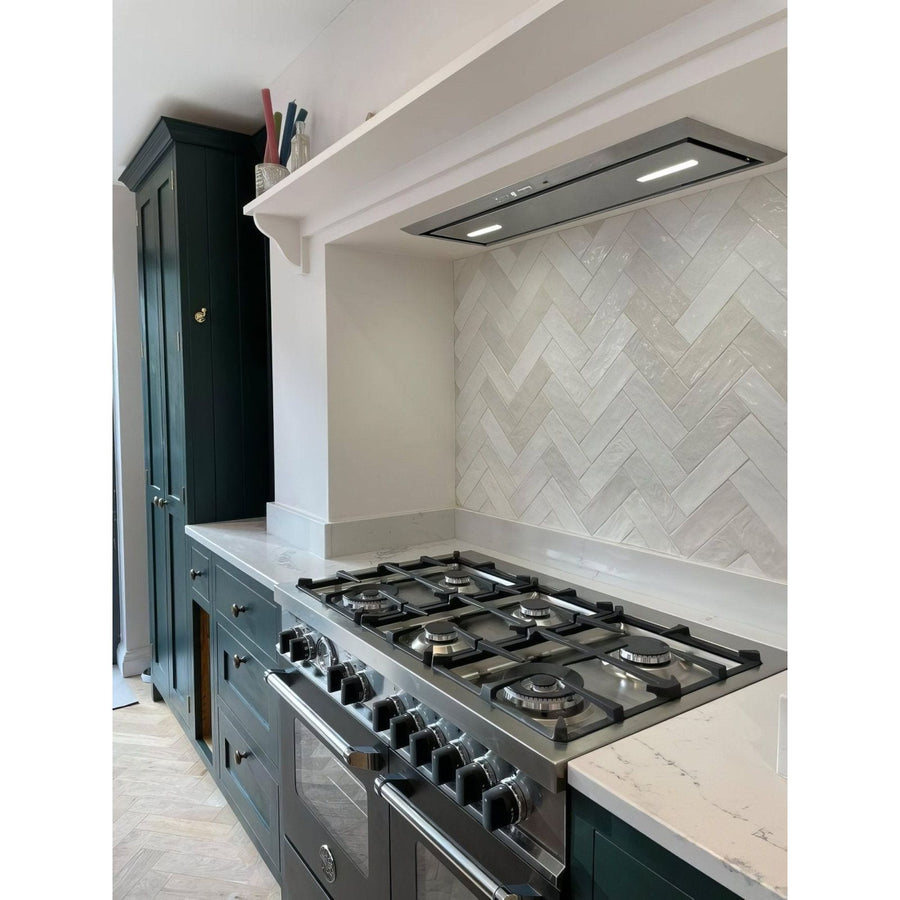 Oasis ceramic white gloss stainless steel gas range with black knobs and sleek modern design