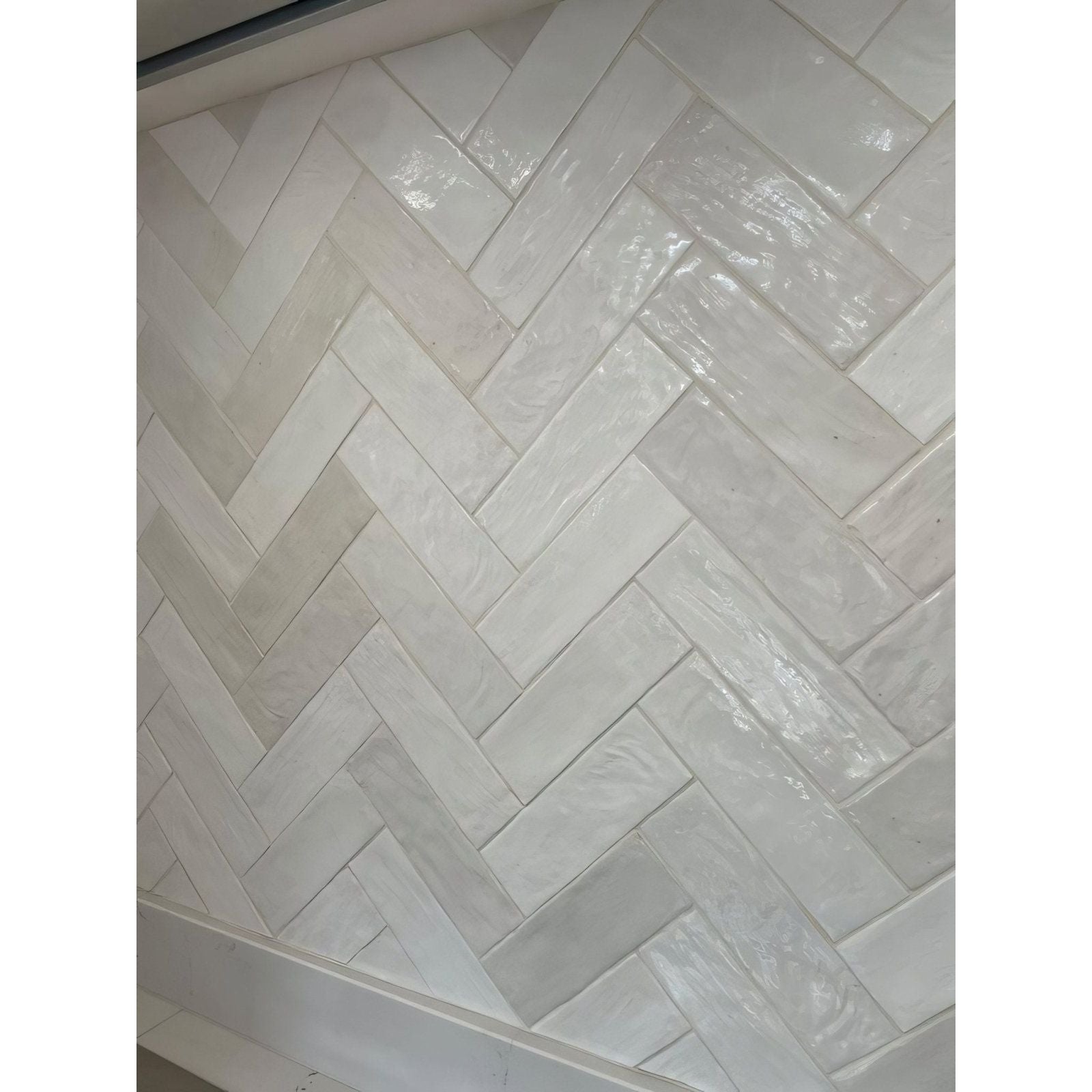 Oasis Ceramic White Gloss – pattern detail