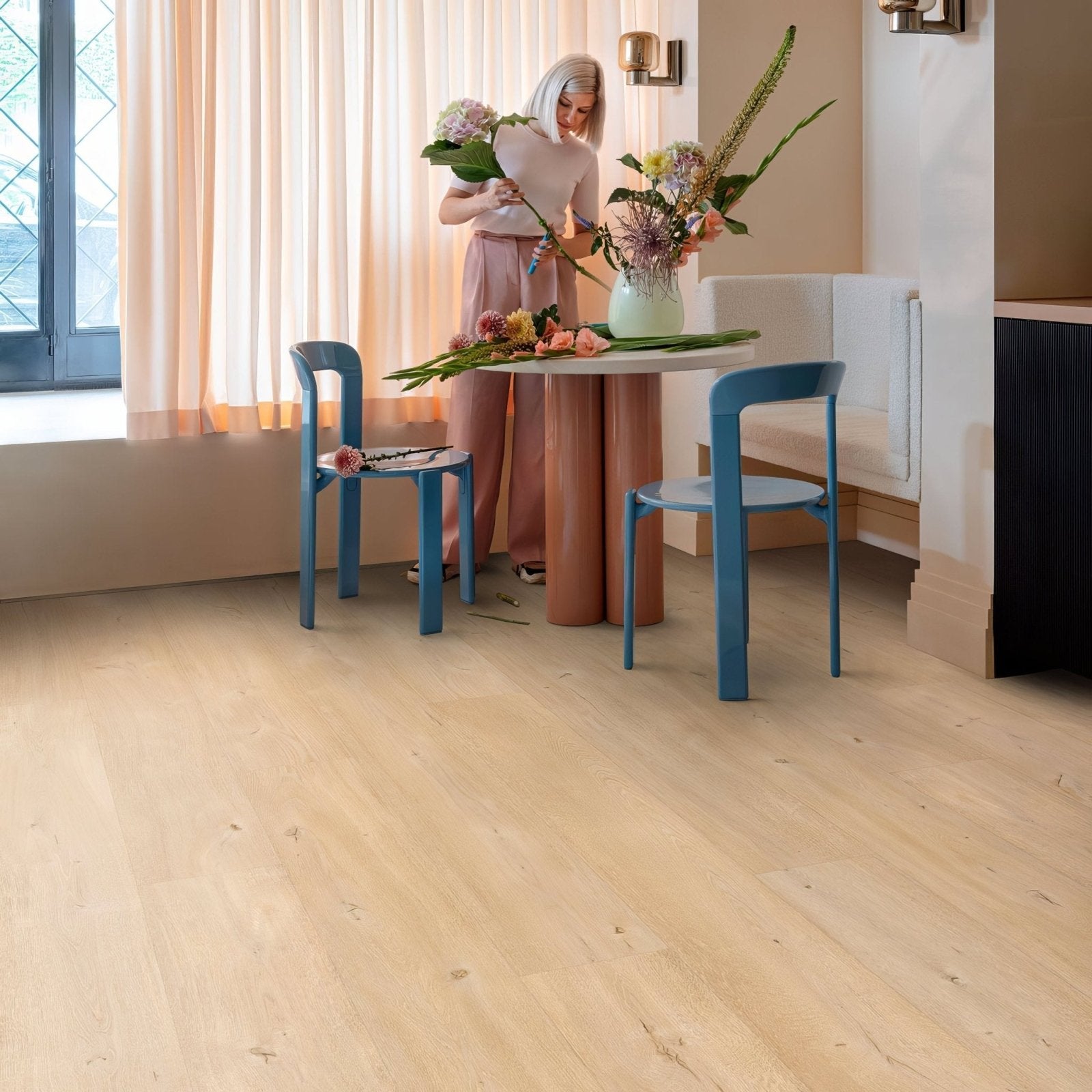 Light oak-colored petit beurre f092 xl vinyl planks with smooth natural finish and subtle grain patterns