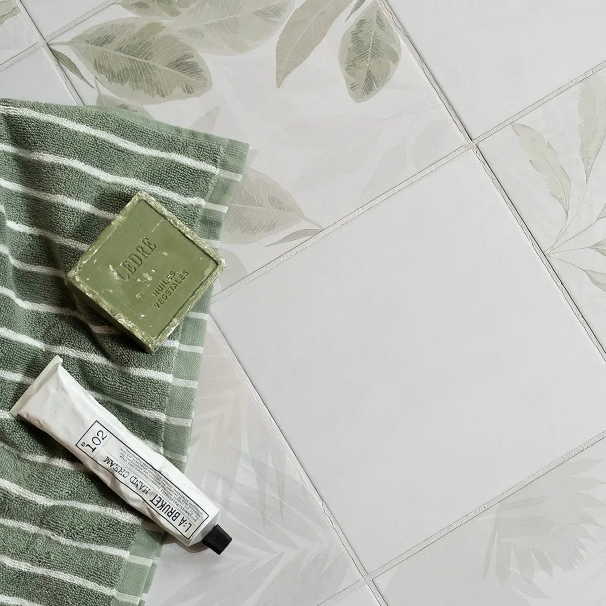 Signature Porcelain Mist – close-up detail