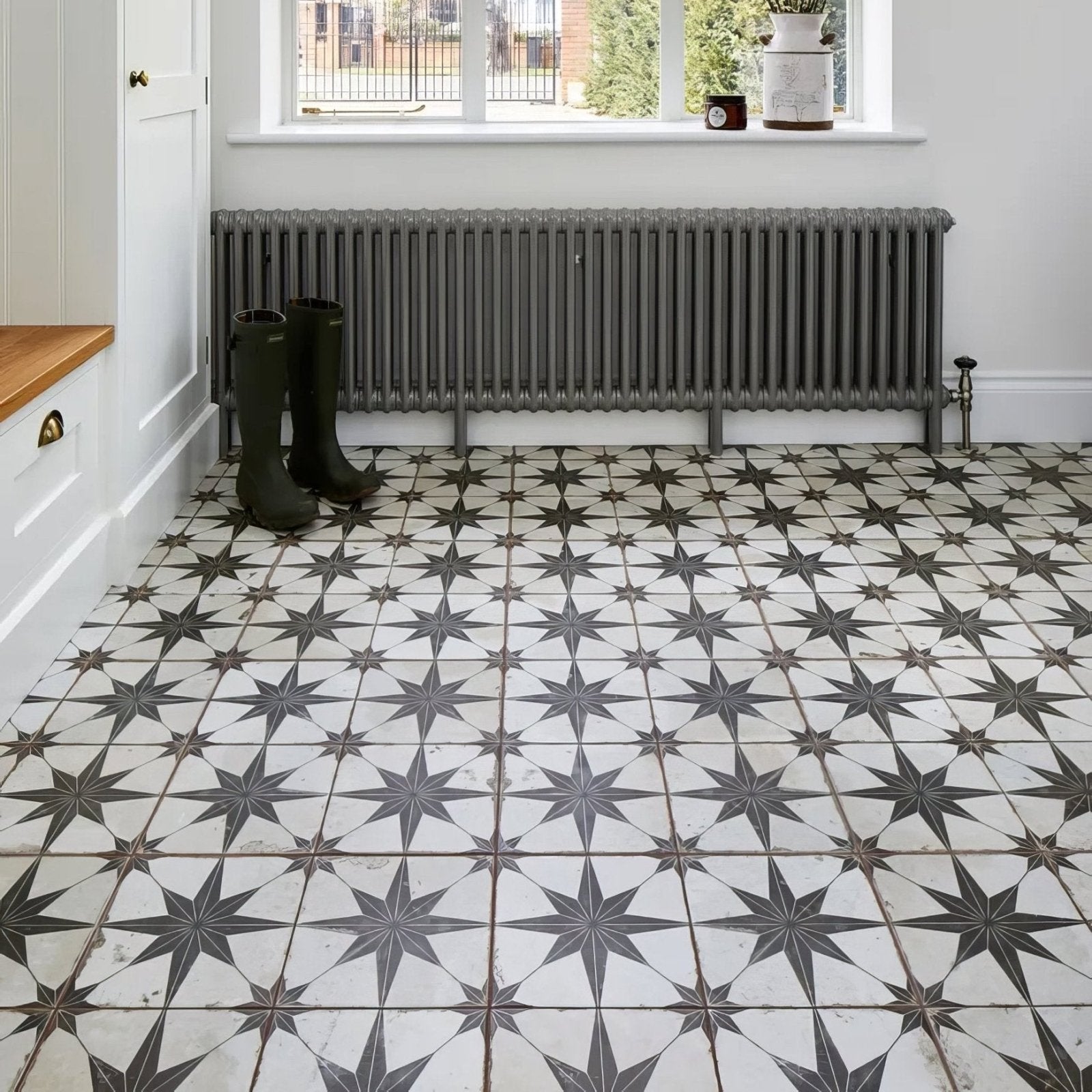 Spitalfields Ceramic Retro Star Black – room setting