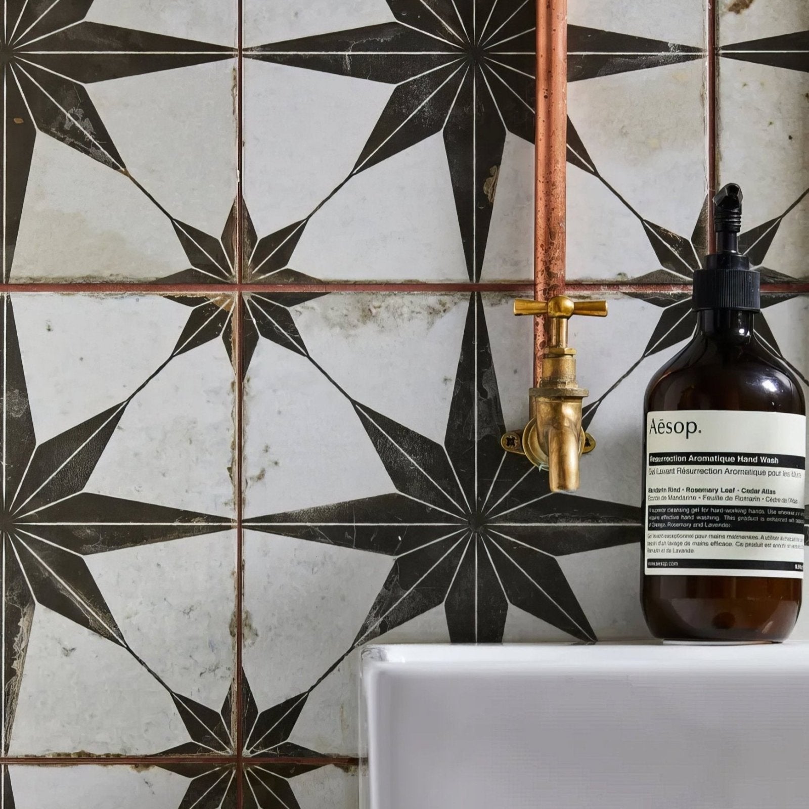 Spitalfields Ceramic Retro Star Black – room setting