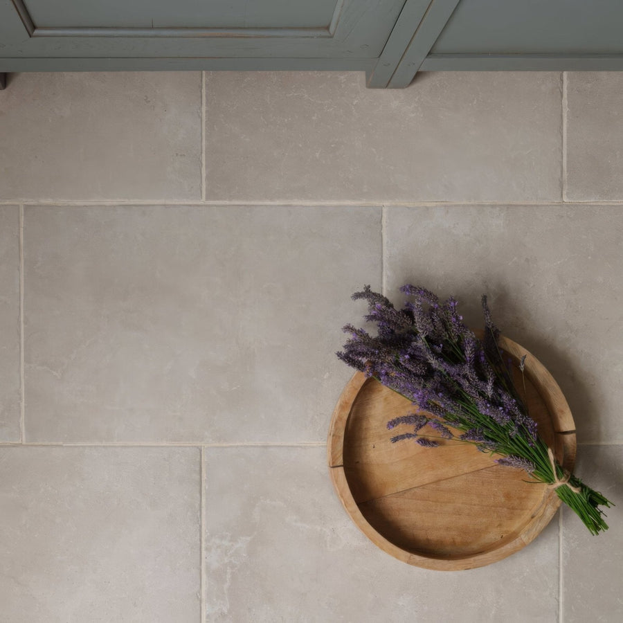 Quintili beige 40 x 60cm rustic wooden round tray with a bundle of dried purple lavender for decorative use