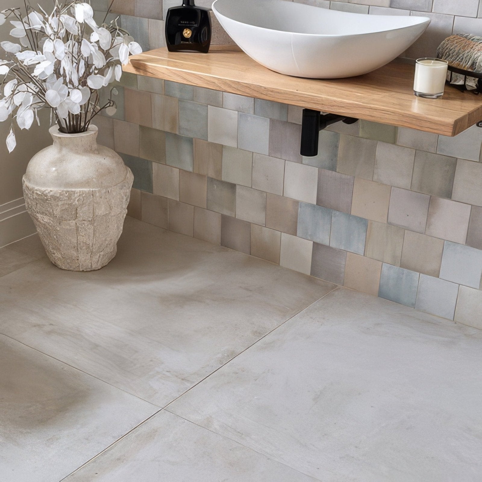Rhine Porcelain Blanc in a bathroom setting
