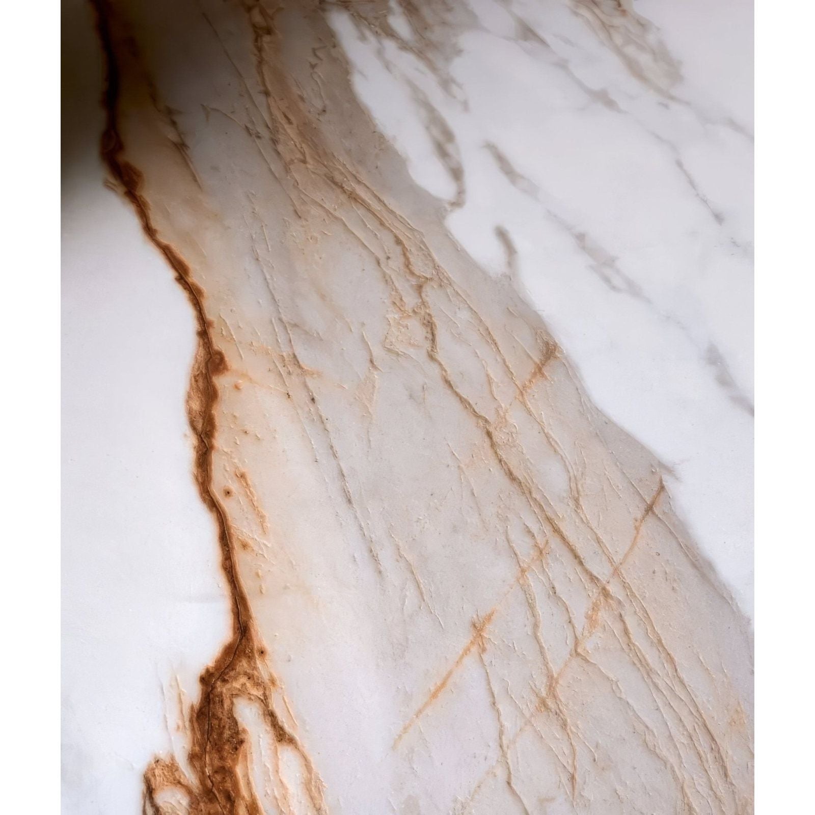 A luxurious sculpture grande porcelain Calacatta Maximus with white marble surface and flowing golden brown veining