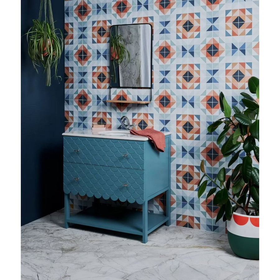 Sculpture Grande Porcelain Invisible Blue white marble-effect tiles with a teal scalloped vanity