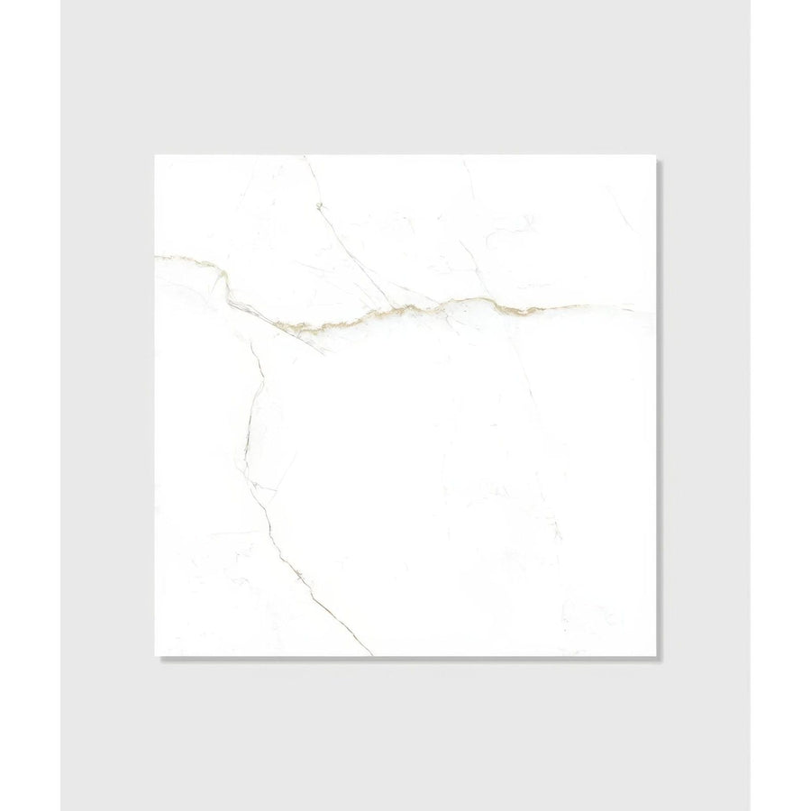 White marble-effect square porcelain tile sculpture grande with subtle veining in oro color