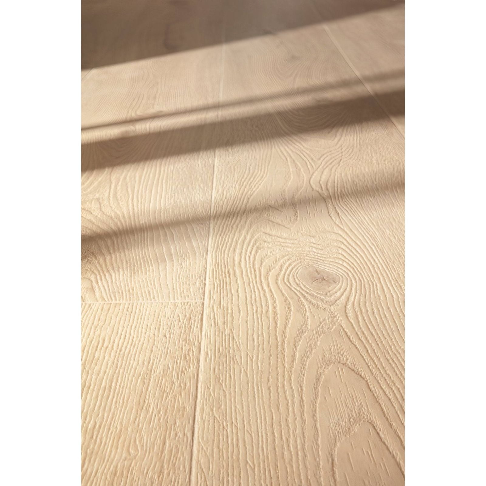 Seychelles F100 XL vinyl planks featuring light-colored wood grain with natural patterns and subtle knots
