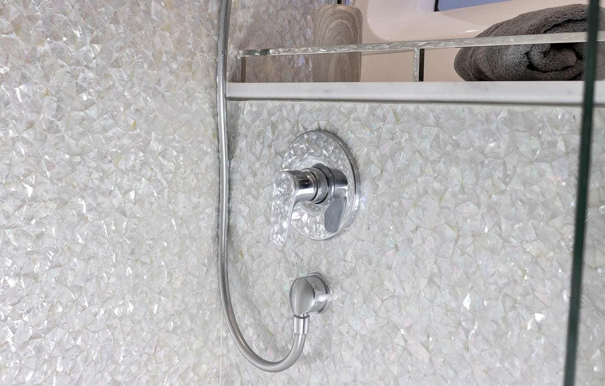 Feature Panel Crackle