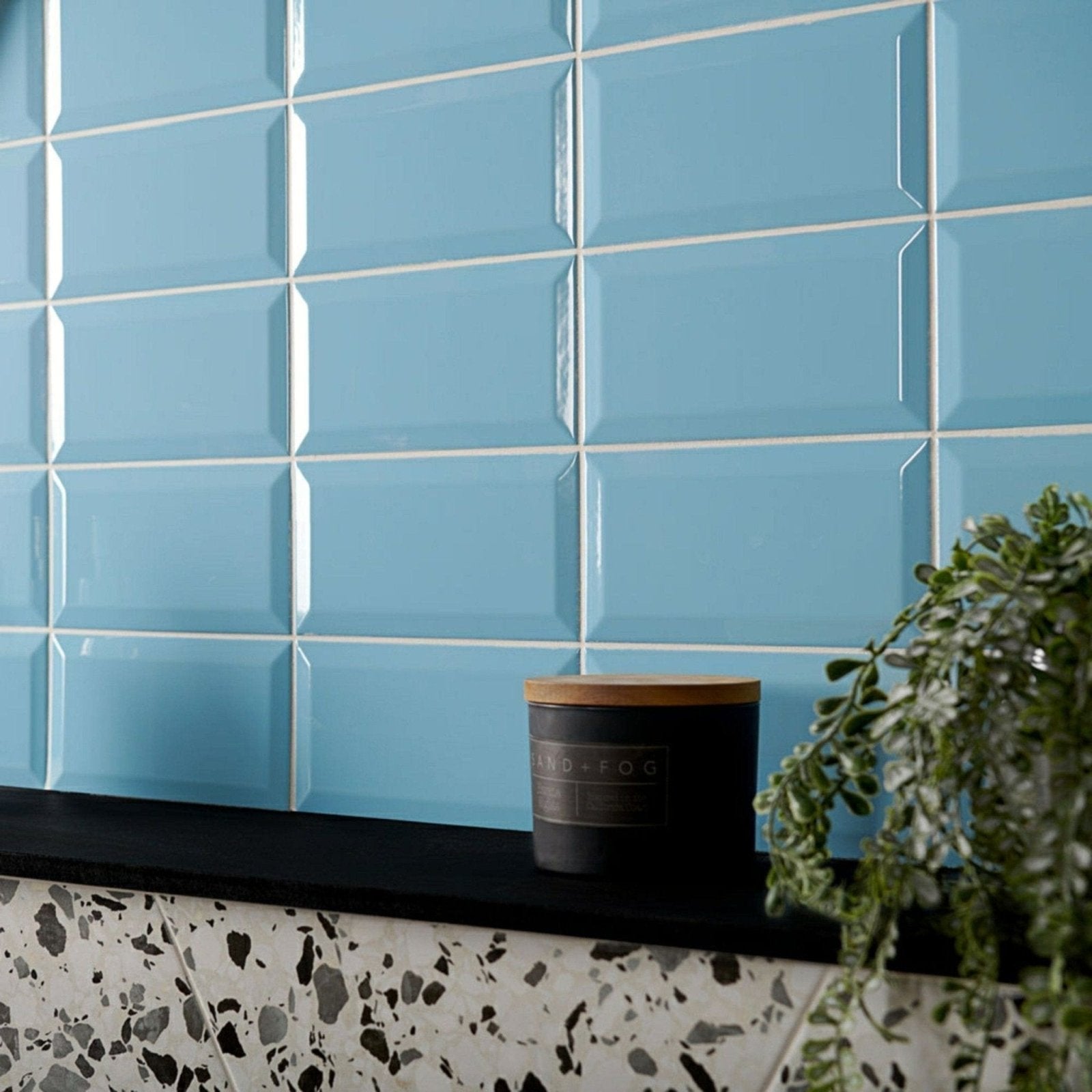 Metro Light Blue Gloss – close-up detail