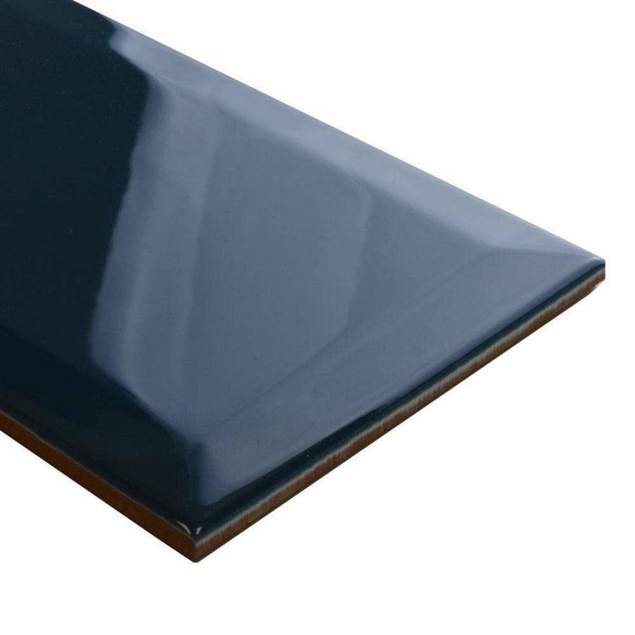 Metro Marina Gloss – close-up detail