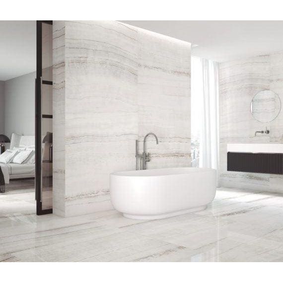 Serie Tivoli Blanco Polished white marble-effect tiles with a freestanding bathtub