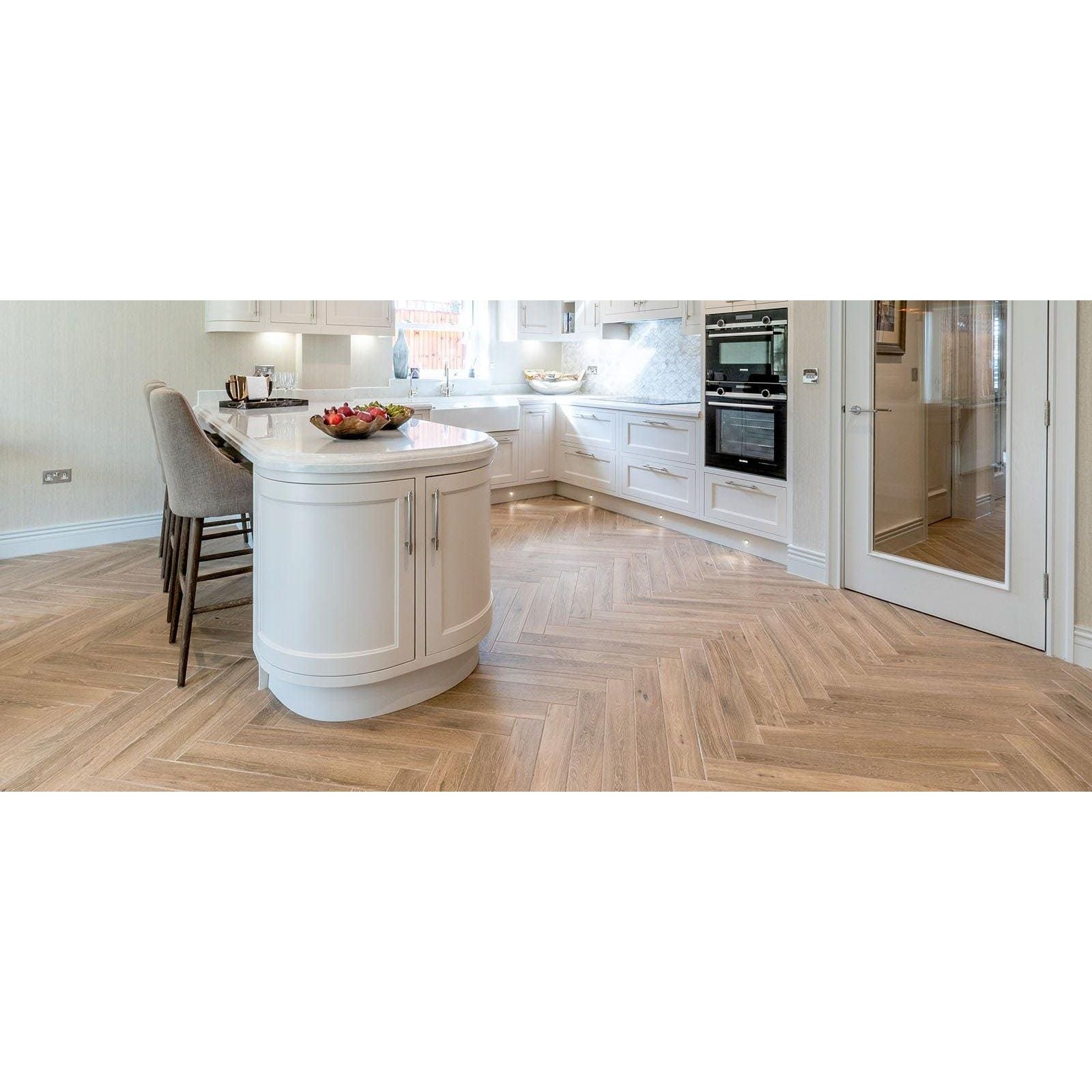 White curved kitchen island with marble countertop and sleek cabinet doors in tree-charme beige matt finish